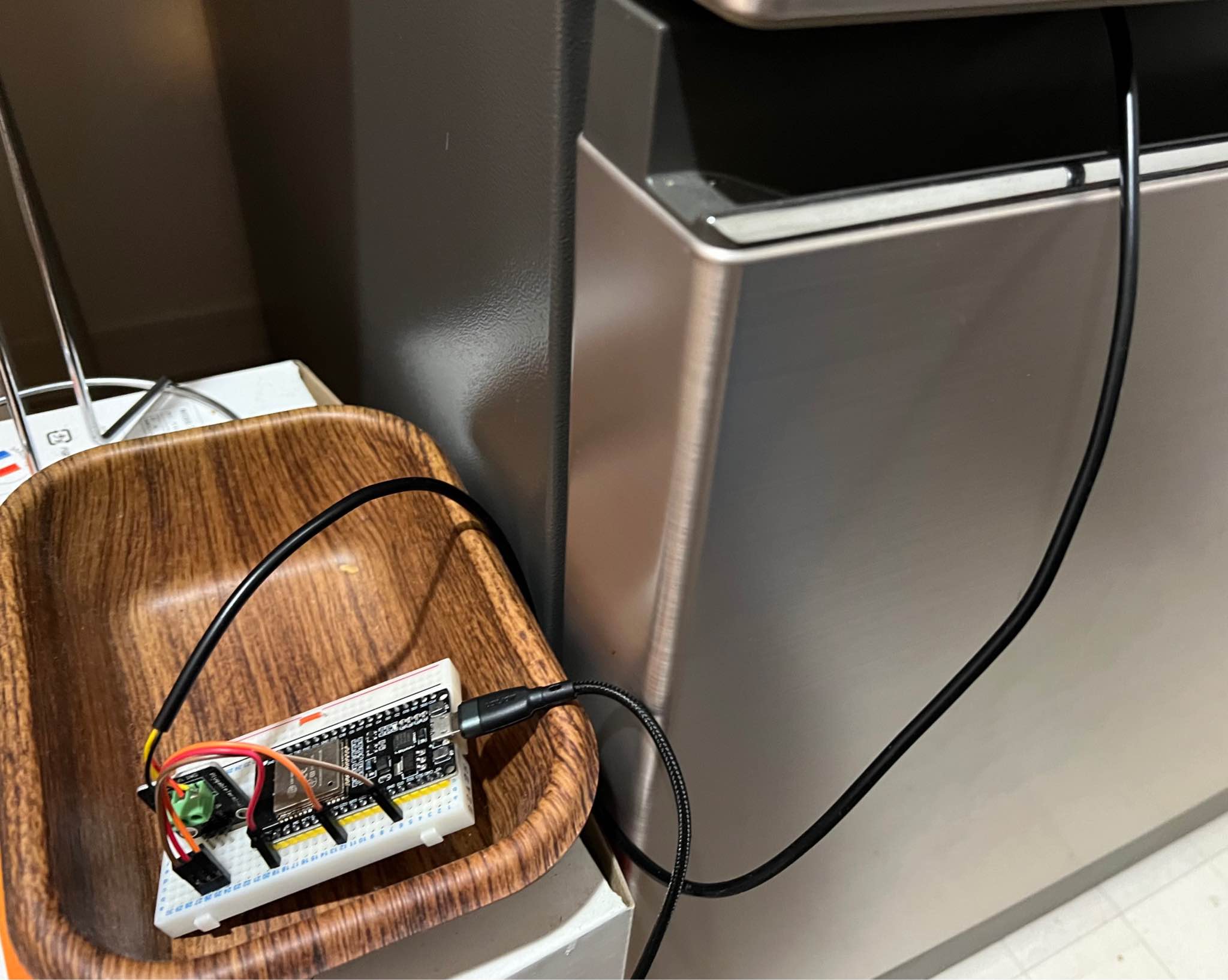 自宅冷凍庫の温度を計測するために自作した温度センサとマイクロコンピュータ